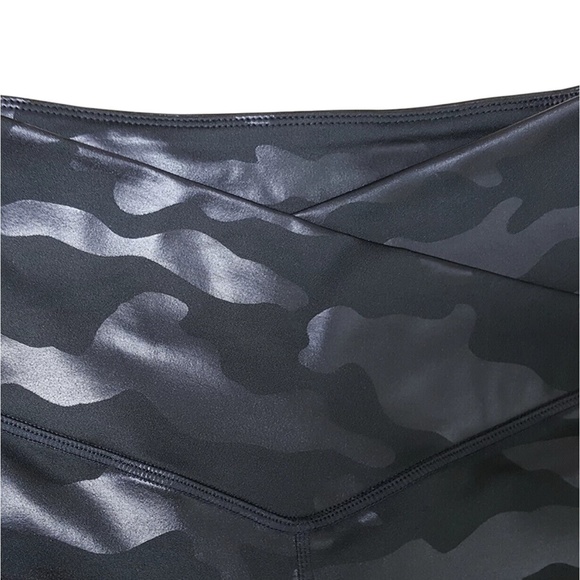 Jenni On Repeat Crossover-Waist Leggings, Black Shine Camo Sizes XS/S/XL/XXXL - Picture 4 of 7